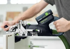 Festool Akku Domino DFC 500 im Einsatz. Festool Akku Domino DFC 500 mit Akkupack, beim fräsen von Verbindungsschlitzen.