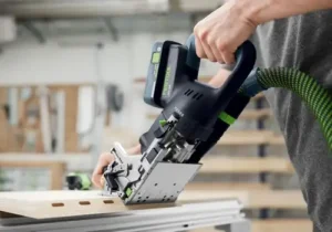 Akku-Domino-schräg Festool Akku Domino DFC 500 beim fräsen von Verbindungs-Schlitzen in eine Gehrung.