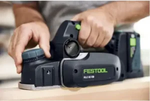 Akku-Hobel-HLC82 Festool Akku-Hobel HLC 82 hobelt ein Brett plan.