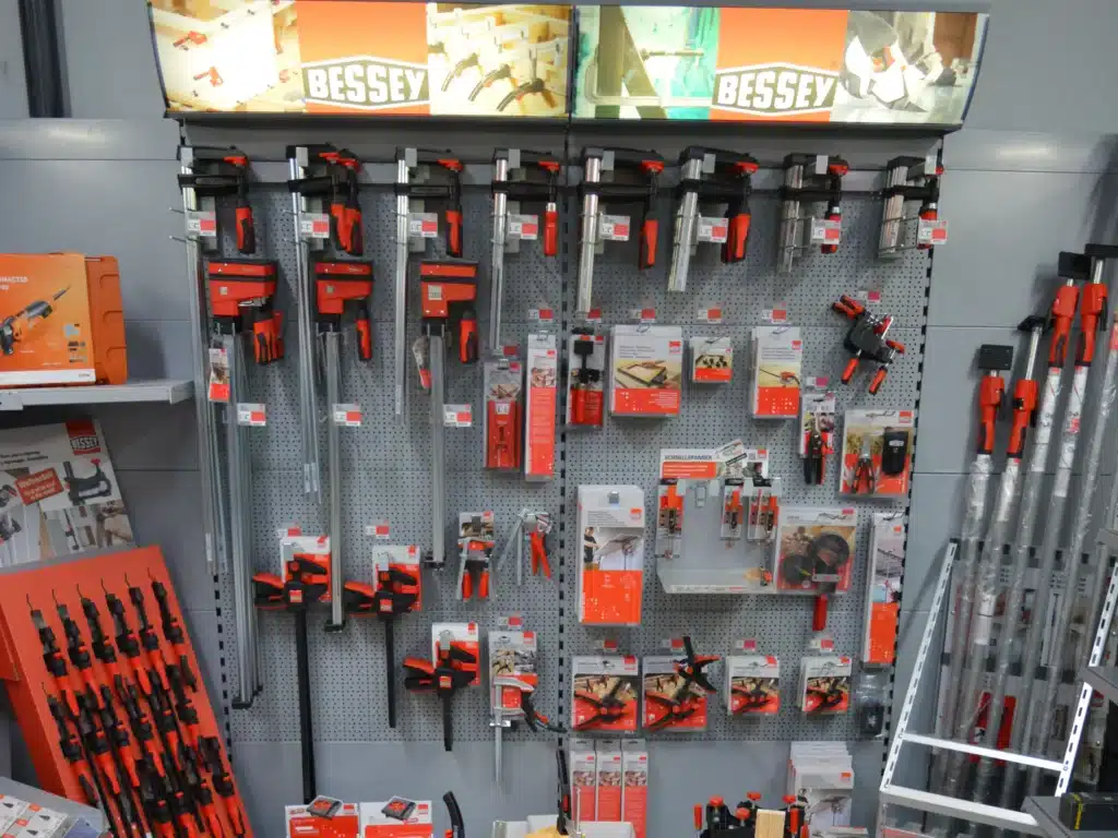 Bessey_Regal Bessey Verkaufsregal mit Schraubzwingen