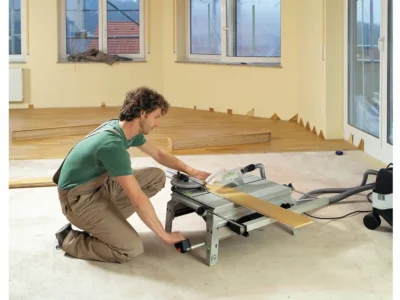 Zuschnitt einer Parkettdiele mit der Zugsäge Festool CS 50 ohne Klappbeine