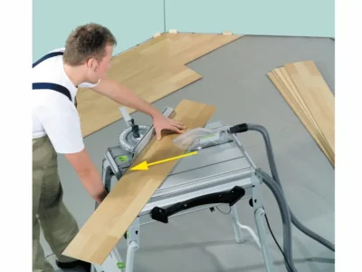 Gehrungsschnitt einer Parkettdiele mit der Tischzugsäge Festool CS 50 EB mit angeschlossener Absaugung