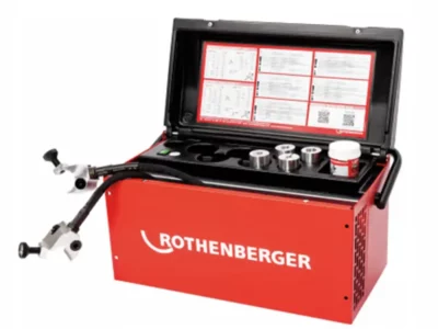 Rothenberger Rohrvereiser mit zwei Schläuchen und verschieden großen Schellen.