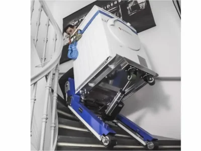 elektrischer Treppensteiger CT 420 beim Transport einer Waschmaschine auf Treppe