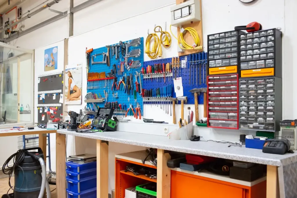 Werkstatt3 Arbeitsplatz in der Werkstatt mit Werkzeug an der Wand