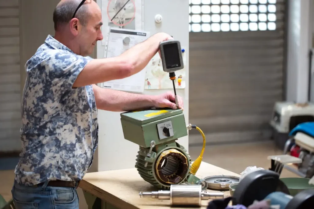 Werkstatt7 Reparatur eines Motors der Lägler Bandschleifmaschine Hummel
