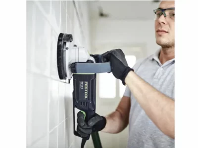 Festool RG 130 schleift eine geflieste Wand.
