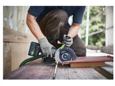 Festool Akku-Winkelschleifer AGC 18-125 beim Flexen eines Dachziegels
