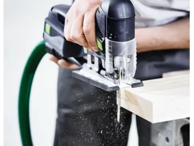 Kürzen eines Balkens mit der Akku-Stichsäge Festool PSC 420 mit Absaugung