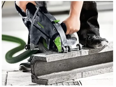 Festool Fugenschneider DSC AG 230 beim Schneiden einer Ablaufrinne