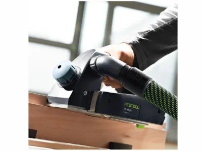 Falzhobeln an einem Balken mit dem Einhandhobel Festool EHL 65