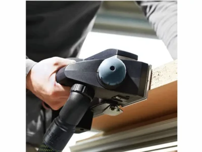 Kantenbearbeitung eines Brettes mit dem Einhandhobel Festool EHL 65