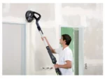 Die Festool "Planex" LHS225 mit Verlängerung beim Schleifen von Trockenbauwänden.
