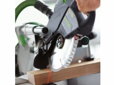 Balkenschnitt schräge mit einer Festool KS 120 mit eingeschaltetem Laser