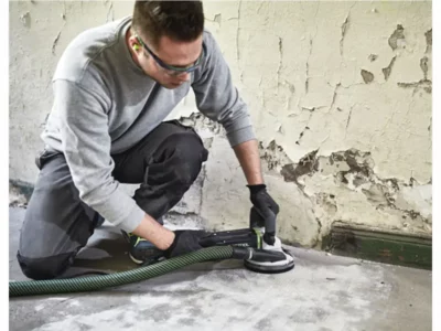 Festool Handfräse RG 130 mit Absaugung beim Schleifen eines Bodens