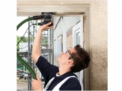 Schleifen eines Türstocks mit dem Schwingschleifer Festool RTS 400 mit angeschlossener Absaugung