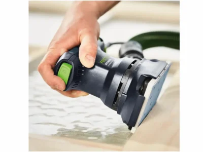 Schleifen der Kante eines Balkens mit dem Schwingschleifer Festool RTS 400 mit aufgesetztem Kantenschutz