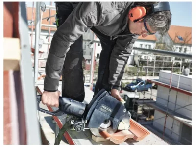 Festool Fugenschneider DSC AG 230 beim Schneiden von Dachziegeln