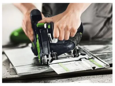 Festool Fugenschneider DSC AG 125 beim Schneiden einer Zementplatte mit Führungsschiene