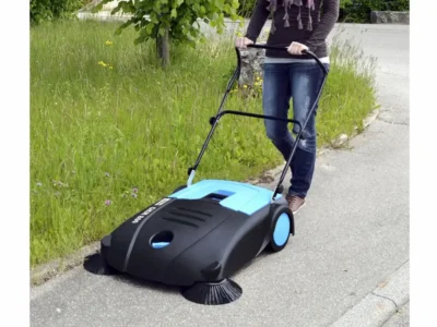 Kehrmaschine 800 im Einsatz bei Gehwegreinigung