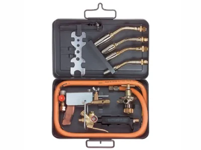 Lötset mit verschiedenen Düsen und allerlei Zubehör