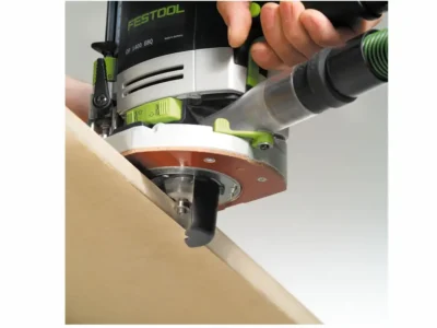 Kantenbearbeitung einer Holzplatte mit der Oberfräse Festool 1400