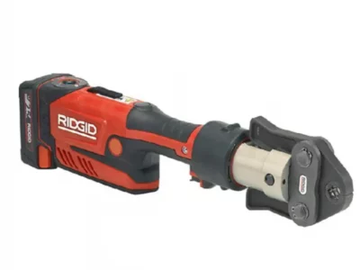 Akku-Pressfittingzange Ridgid mit einer Pressbacke bestückt.