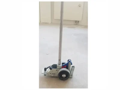 Teppichschneider Jamas beim Schneiden eines PVC-Bodens