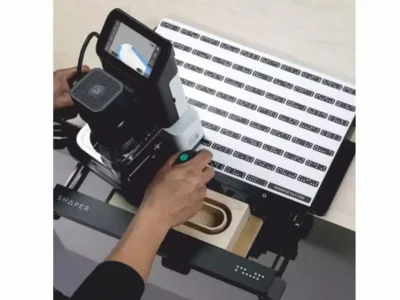 Shaper Workstation im Einsatz beim Fräsen eines Werkstückes mit der Shaper Origin